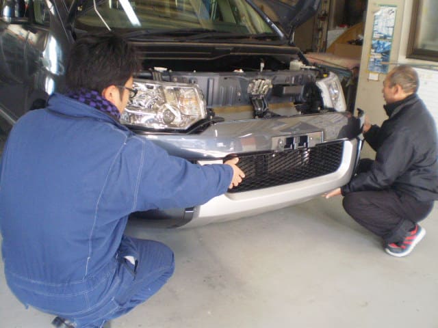 バンパー取付作業