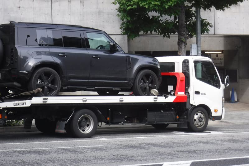 積載車が車を運んでいることろ