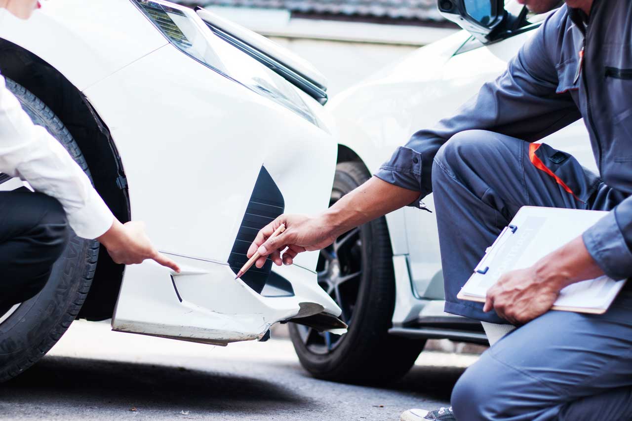車のキズを確認しているところ